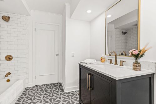 7705 Lake Dr, Milwaukee WI  53217-2910 exterior