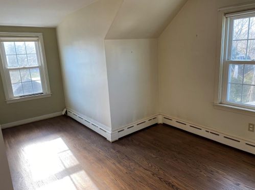 5 Longmeadow Ave, Middletown RI 02842-5247 exterior