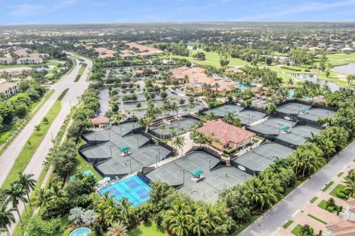 9081 Shenendoah Cir, Naples FL 34113-1665 exterior