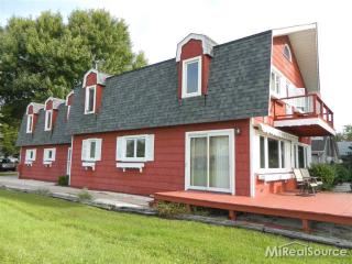 440 Lathrop St, Algonac, MI 48001-1639