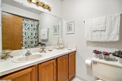 45985 Mdw Cir, Macomb Township MI 48044-3936 exterior