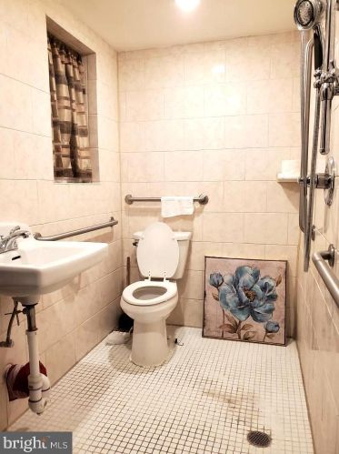 27 8th St, Chester PA 19013-6018 exterior