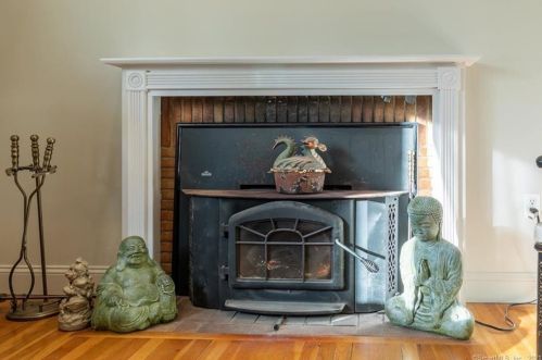 6 Debra St, Enfield CT 06082-5031 exterior