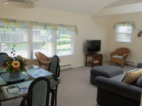 188 Allston Ave, Middletown RI 02842-5804 exterior