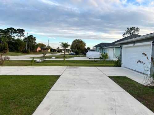 926 Del Rio Blvd, Fort Pierce, FL 34953-1985