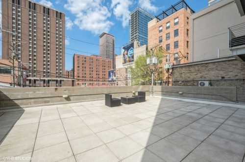 156 Superior St, Chicago IL  60611-2916 exterior