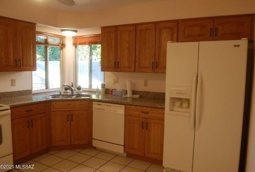 4824 Red Wolf Dr, Tucson AZ 85742-8968 exterior