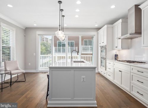 10346 Grosvenor Pl, Rockville MD 20852 exterior