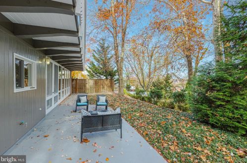 5837 Biscayne Dr, Alexandria VA  22303-1925 exterior