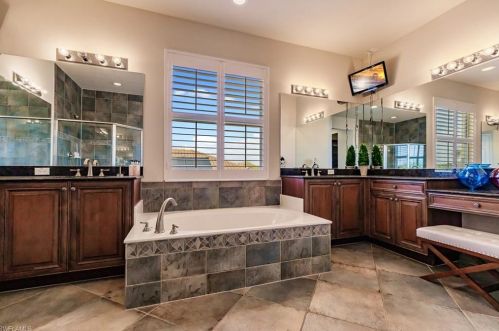 6480 Marbella Dr, Naples FL 34105-5040 exterior