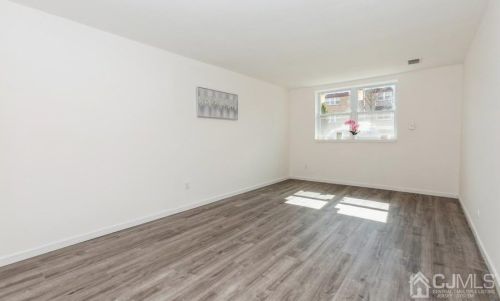 460 College Dr, Edison NJ 08817-5951 exterior