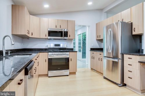 6525 Byrnes Dr, Mc Lean VA  22101-5227 exterior