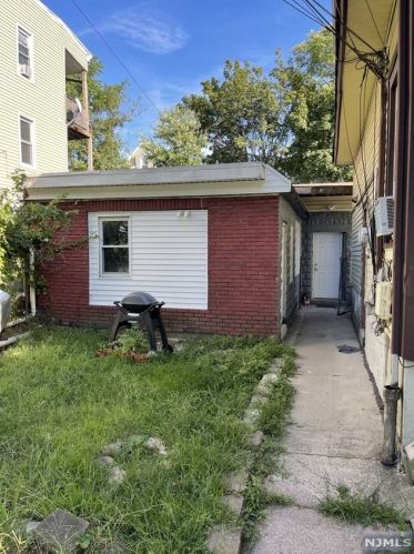 98 7th St, Paterson NJ  07522-1104 exterior