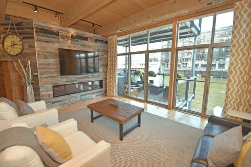 130 Water St, Milwaukee WI  53202-6018 exterior