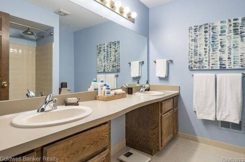 3227 Greenspring Ln, Rochester MI 48309-2744 exterior