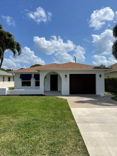 576 95th Ave, Naples, FL 34108-2453