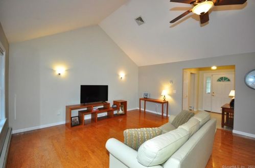 221 Marshall Phelps Rd, Windsor CT 06095-1743 exterior