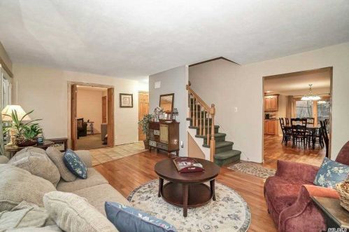 9 Laurel Ln, Commack NY 11725-4110 exterior