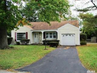 36 Hemlock Ave, Hunt, NY 11743-4314