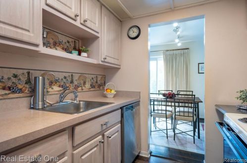 943 Kirts Blvd, Troy MI 48084-4837 exterior