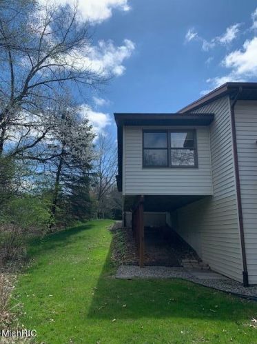 2179 Ter Van Dr, Grand Rapids MI 49505-6373 exterior