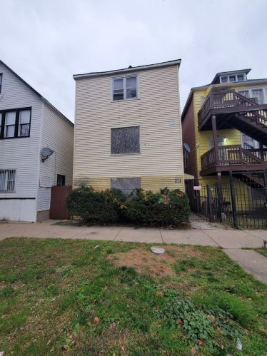 8917 Escanaba Ave, Chicago IL 60617-3136 exterior