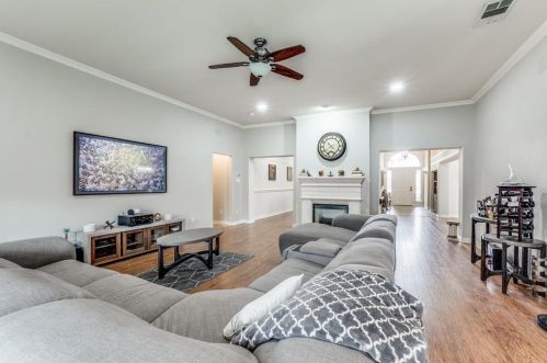 3836 Granbury Dr, Dallas TX 75287-4931 exterior