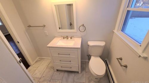 6 Oakwood St, Enfield CT 06082-2725 exterior