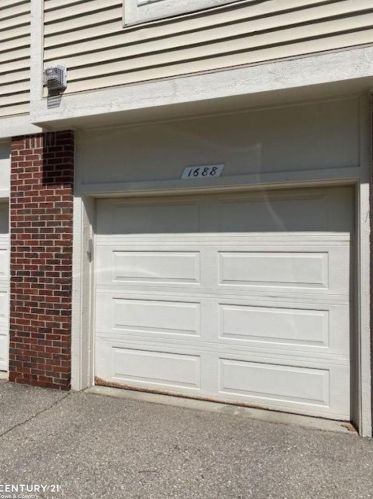 1688 Deepwood Cir, Rochester MI 48307-6098 exterior