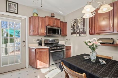 13 Prospect St, Greenwich CT 06830-6820 exterior