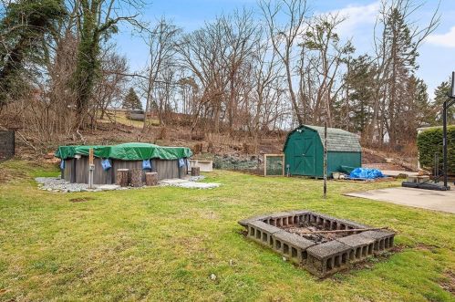 222 Meadowdell Dr, Pittsburgh PA  15227-4018 exterior