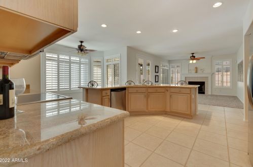 2737 Amberwood Dr, Phoenix AZ 85045-4208 exterior