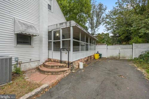 5 Fogarty Dr, Trenton NJ 08619-4320 exterior