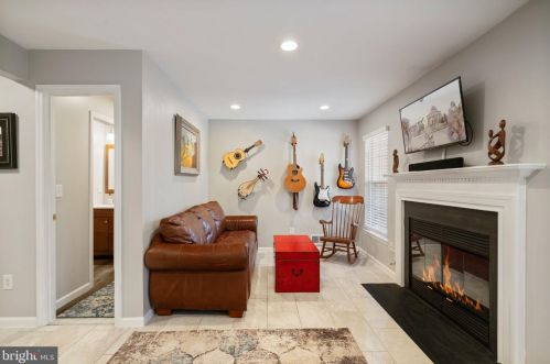 6005 Kestner Cir, Alexandria VA  22315-4834 exterior