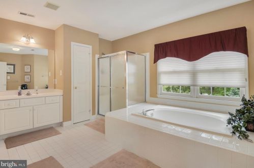 10720 Cloverbrooke Dr, Rockville MD 20854-6372 exterior