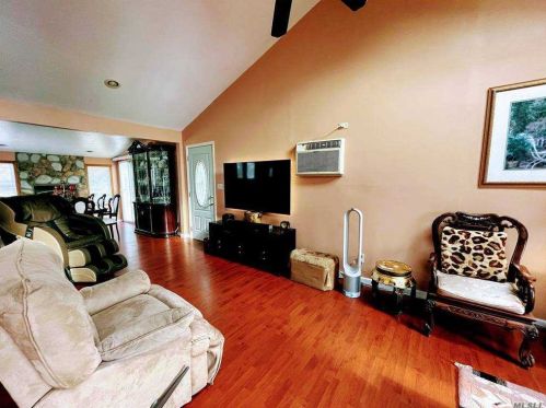 313 Plymouth St, Huntington Station NY exterior