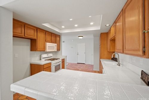 2182 Avocado Dr, Tustin CA 92782-8348 exterior