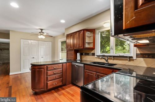 17032 Flatwood Dr, Rockville MD 20855-2539 exterior