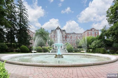 4202 Rio Vis Dr, Mahwah NJ 07430-4510 exterior