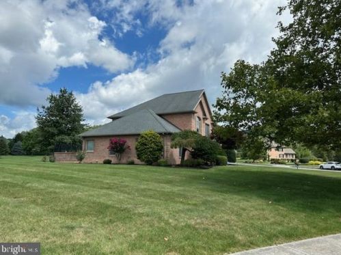 381 Thornhill Dr, Hanover PA  17331-7976 exterior