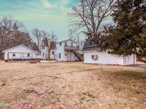 320 Elizabeth St, Sylvan Beach MI 49461-1311 exterior