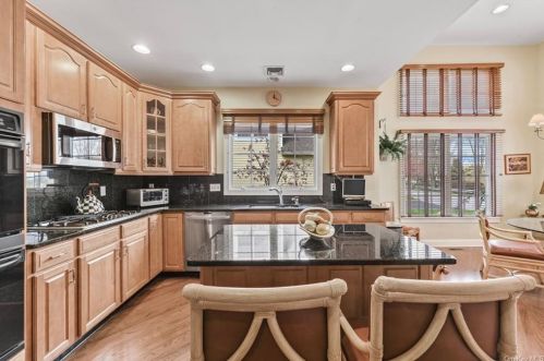 19 Caruso Pl, Armonk NY 10504-1366 exterior