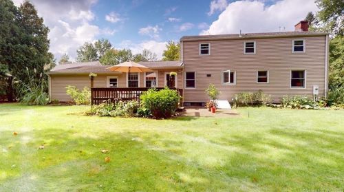 6 Hummingbird Ln, Enfield CT 06082-5709 exterior