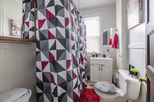 8 Maple St, Chicopee MA 01020-2626 exterior