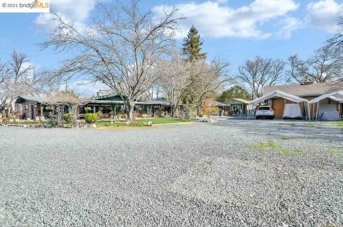 2884 Ln Dr, Concord CA 94518-2106 exterior