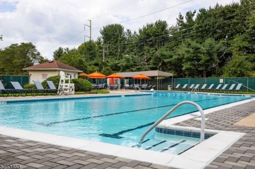 39 Wareham Ct, Scotch Plains NJ 07076-3132 exterior