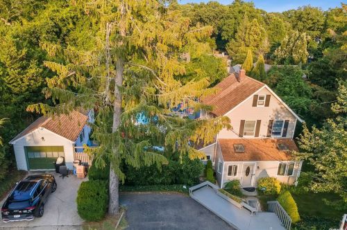 12 Cedarwood Dr, Huntington Station NY 11746-1305 exterior