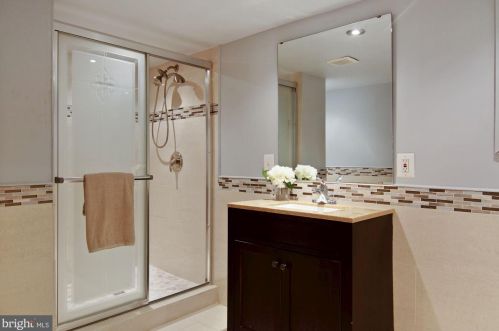 6662 Kings Hwy, Alexandria VA 22306-1506 exterior