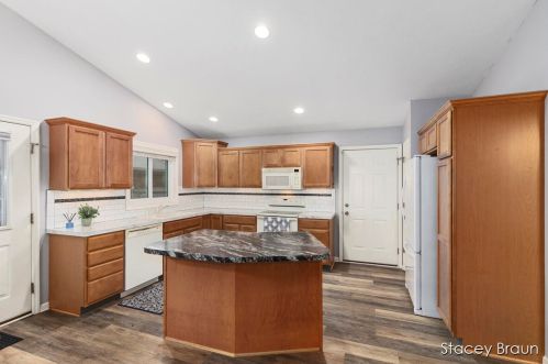 1730 Lisa Dr, Byron Township MI 49315-8006 exterior