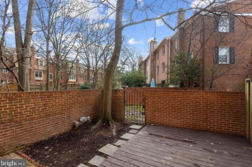 2685 Centennial Ct, Alexandria VA 22311-1304 exterior